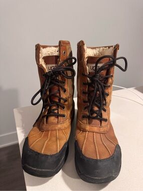 Ugg Adirondack boot size 8